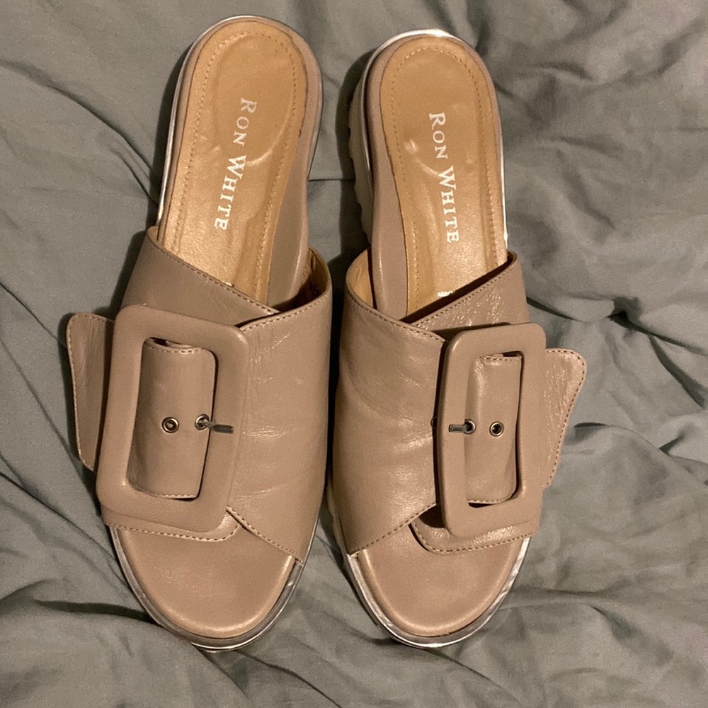 NWOT. Ron White size 38.5 US size 8 Candra Lilac buckle sandal.